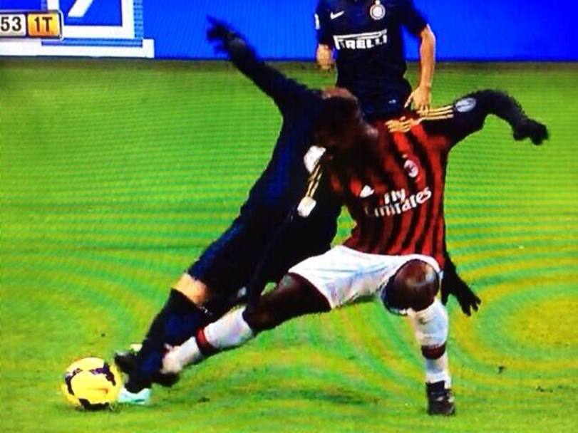 Inter-Milan, il fallo da rigore di Zapata su Palacio al 40&#39; del primo tempo. Twitter